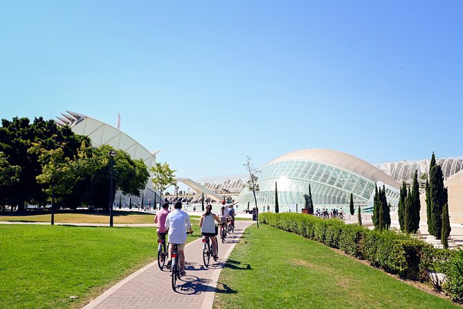 Essential Valencia by Bike | Discover the City’s Best in One Ride - Electric bikes, water, and helmets: the practical gotchas