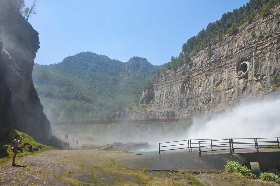 From Valencia: Montanejos Tour with Guided Hike - First Stop: Soaking at the Fuentes de los Baños (25°C)