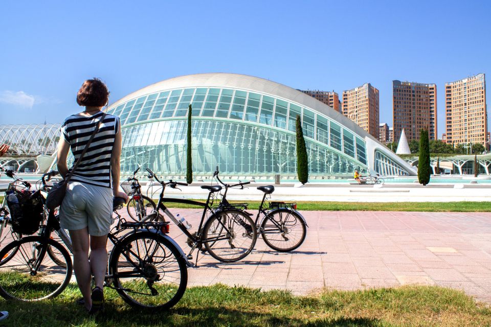 Valencia Bike Tour - The big modern payoff: City of Arts & Sciences