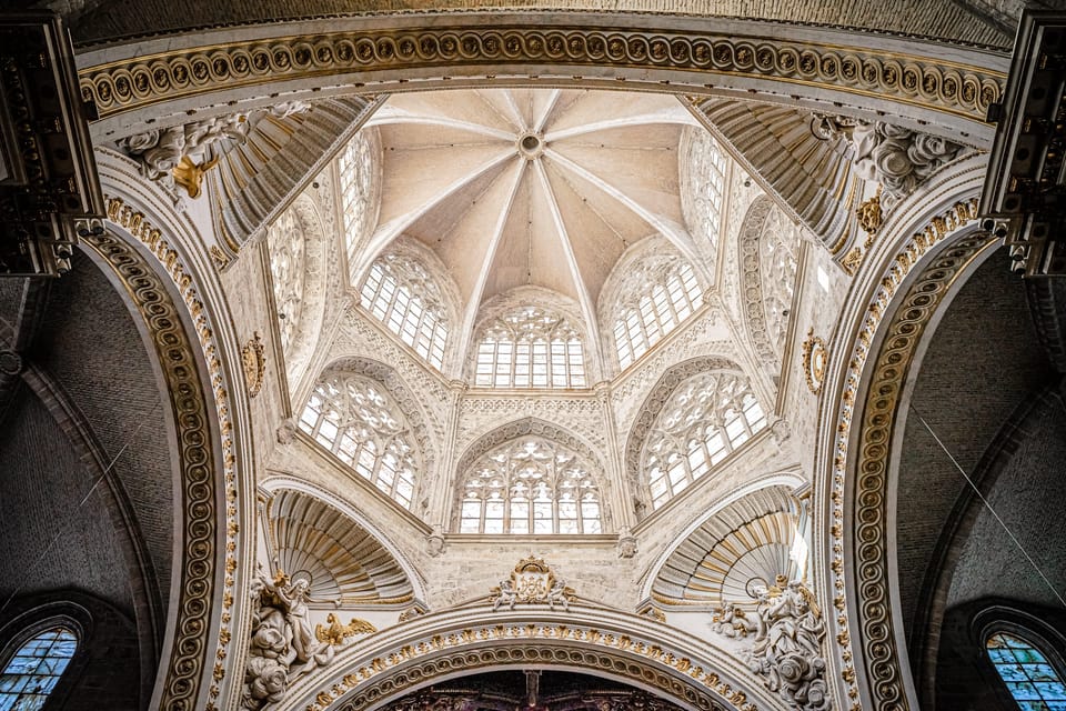Valencia: Cathedral, St Nicholas, and Lonja de la Seda Tour - Plaza de la Reina and the market zone: where daily life meets monuments