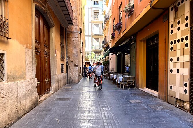 Valencia City Highlights in Guided Bike or E-Bike Tour - Valencia by bike in 2.5 hours: what you’re really getting