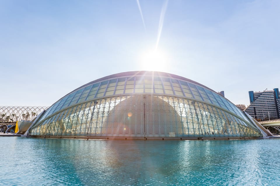 Valencia: City of Arts and Science 3D Movie at Hemisfèric - What happens during the 45–50 minute 3D show