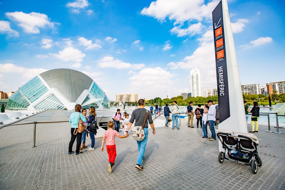 Valencia: City of Arts and Science 3D Movie at Hemisfèric - Getting oriented: stepping into Hemisfèric’s futuristic shell