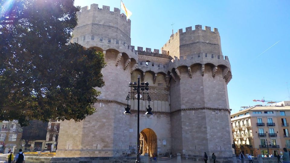 Valencia: City Walking Tour with Top Attractions - ITALIAN - Plaça de la Virgen, the Water Court, and Plaza de la Reina: civic life meets heritage