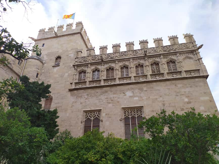 Valencia: City Walking Tour with Top Attractions - ITALIAN - Ceramics Museum and Plaça del Ayuntamiento: art and civic space in the same breath