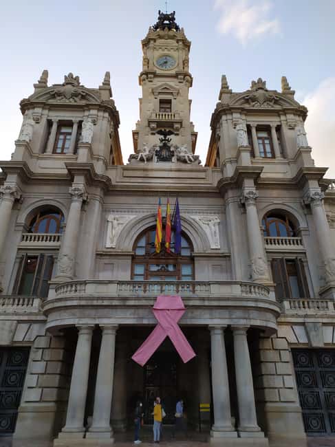 Valencia: City Walking Tour with Top Attractions - ITALIAN - Central Market and Lonja de la Seda: where UNESCO energy shows up fast
