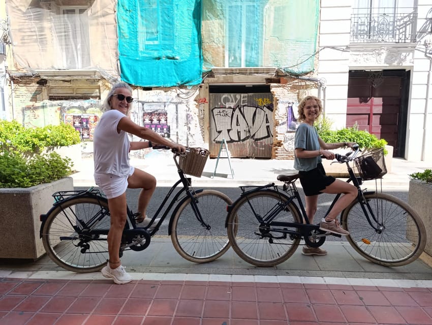 Valencia: Essentials Bike Tour from Ruzafa - The Gulliver sculpture stop: silly fun with a point