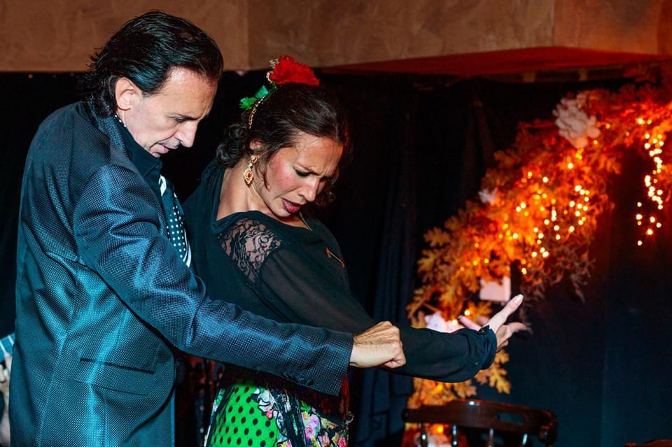 Valencia: Flamenco Show at Tablao La Reina - How Tablao La Reina Works: A Small Stage in the Heart of Valencia