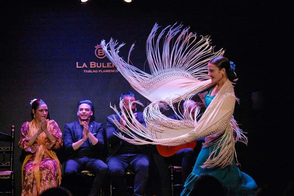 Valencia: Flamenco Show with Dinner at La Bulería - The evening schedule in Valencia: dinner first, flamenco late
