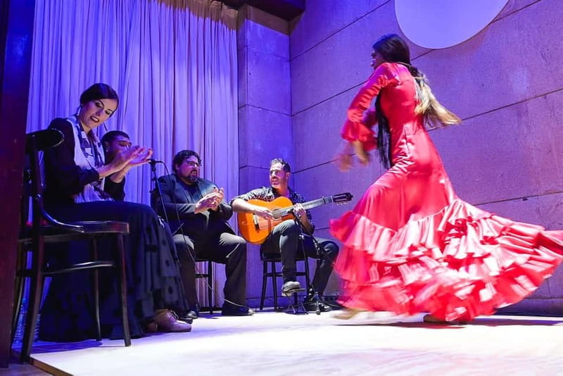 Valencia: La Linterna Flamenco Show - Live Guitar and Singing: Why the Music Drives the Whole Room