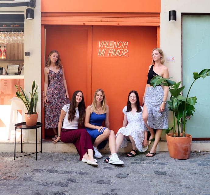 Valencia: Private photo shooting with pro photographer - Meeting at Pl. de l’Ajuntament: where the shoot begins